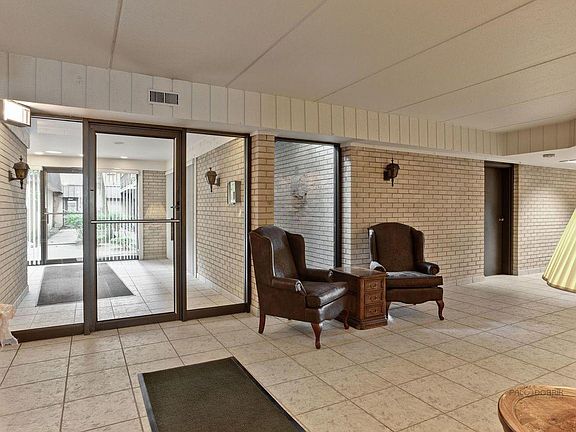5th image of 6221 N Niagara Ave #U407