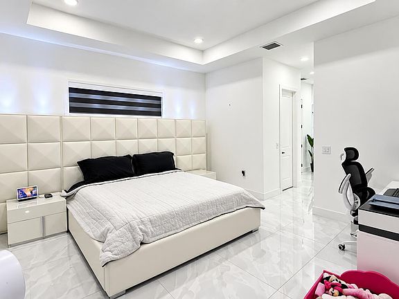 4th image of 363 PINAFORE Avenue