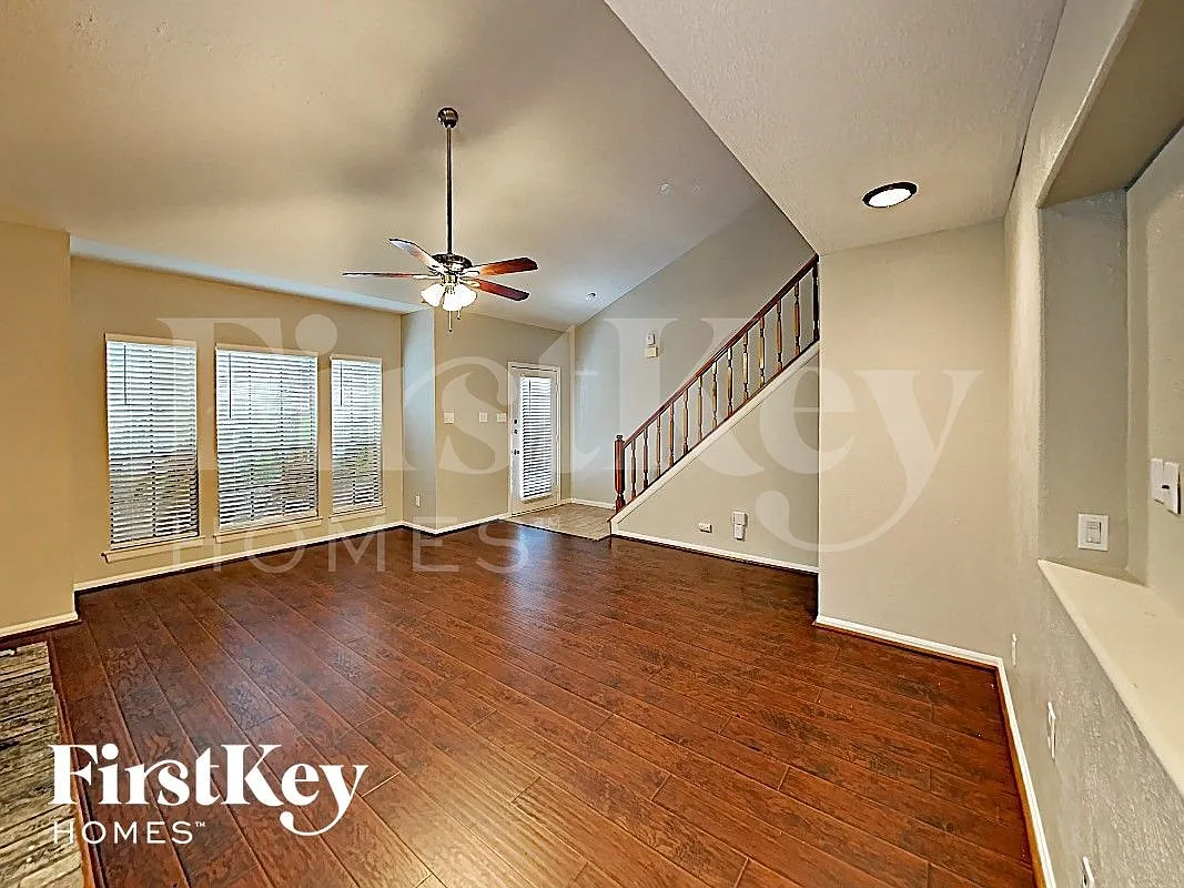 3 bed, 2.5 bath, 1627 sqft, $1,900 — Photo 3