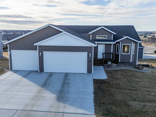 2882 Armstrong St, Lincoln, ND 58504