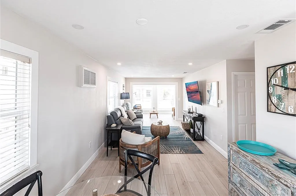 1 bed, 1.0 bath, 802 sqft, $8,370 — Photo 3