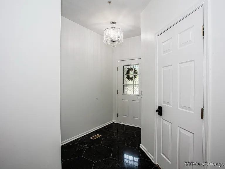 2140 Yale Cir — Photo 3
