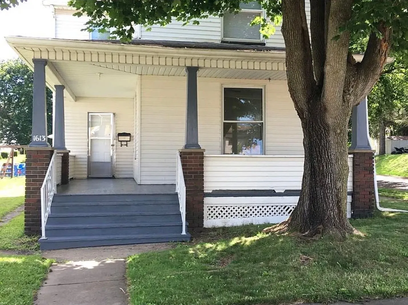 3 Bdrm 2 Car Garage — Photo 1