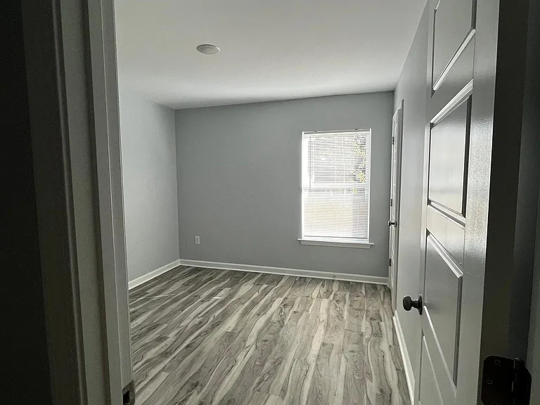 385 Lawler Ave — Photo 7