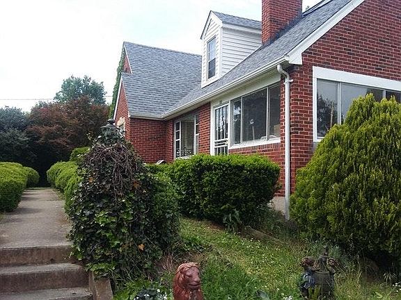 side/ nicely landscaped