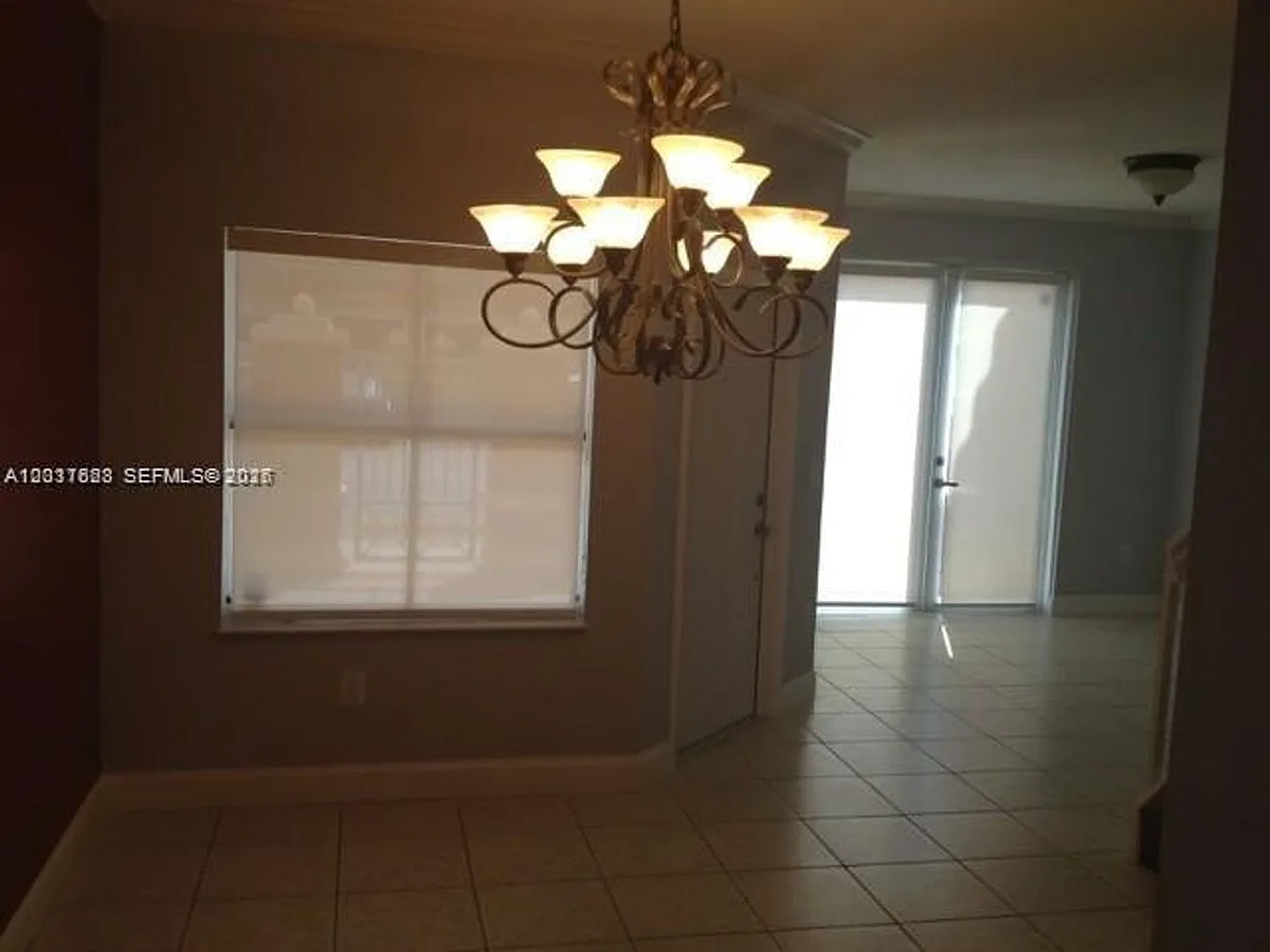 Building Photo - 6104 NW 114th Pl #202