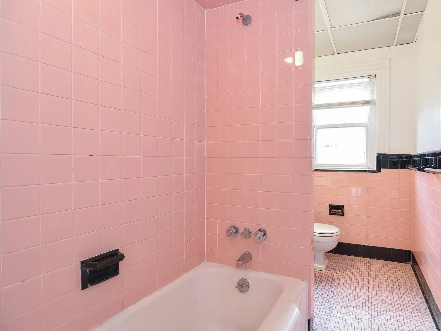 4 bed, 1.5 bath, 1400 sqft, $4,999 — Photo 4