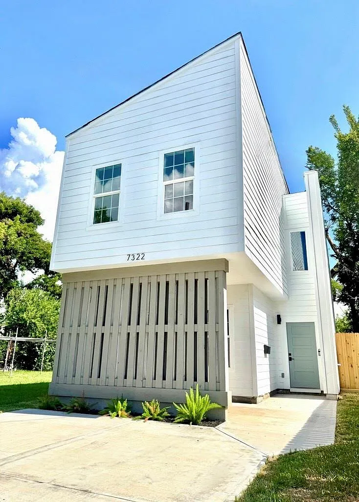 3 bed, 2.5 bath, 1650 sqft, $2,200 — Photo 2