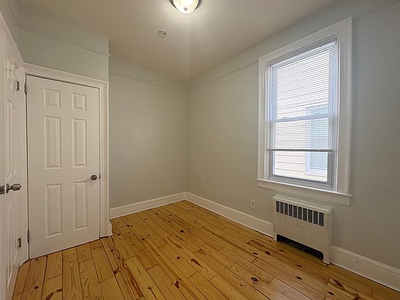 4th image of 363 Woodlawn Ave #2