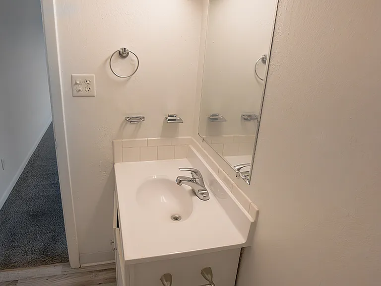 Brentwood Apartments — Photo 12