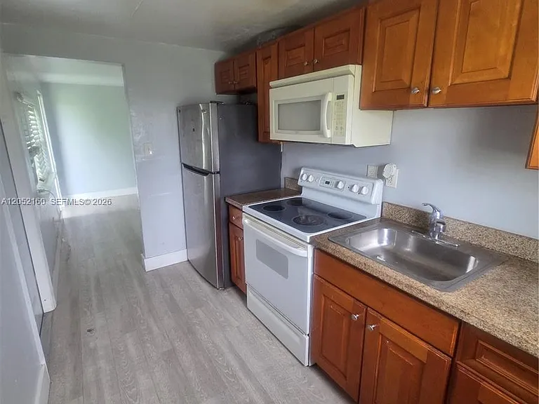 4017 SW 24th St #4 — Photo 3