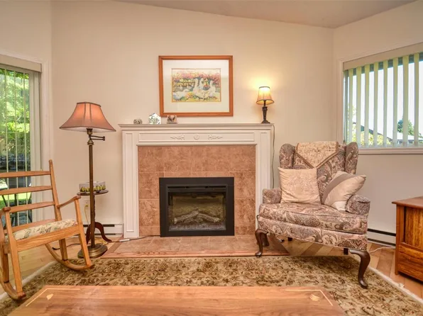 5156 Cordova Bay Rd #7, Saanich, BC V8Y 2X6