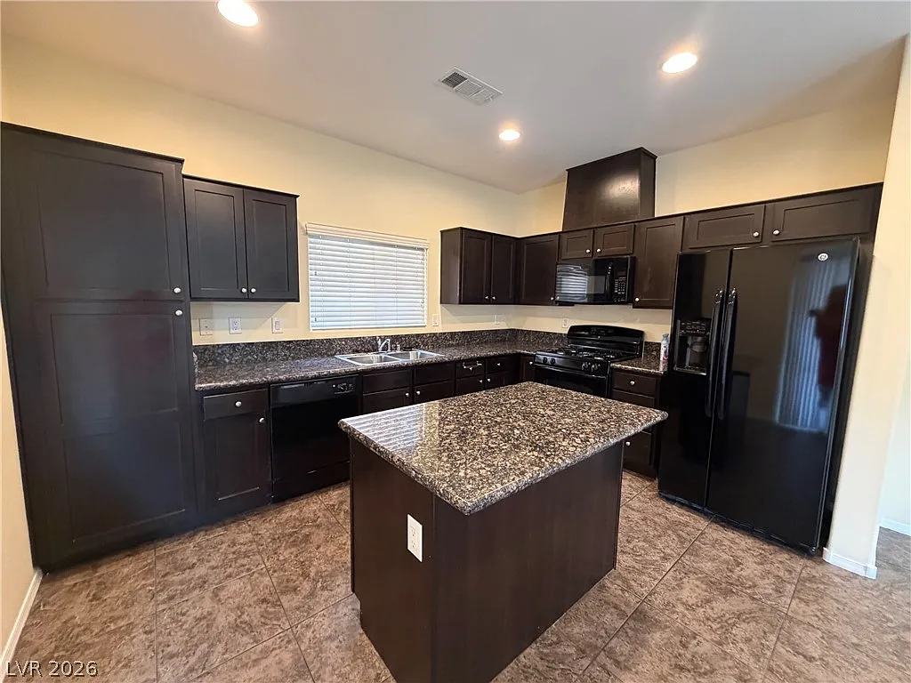 4 bed, 3.0 bath, 1896 sqft, $2,195 — Photo 3