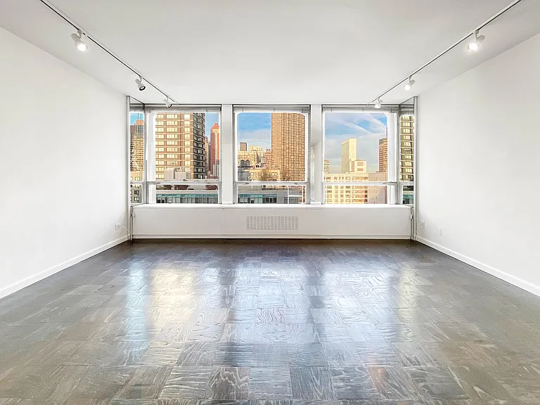 330 E 33rd St #14D — Photo 3