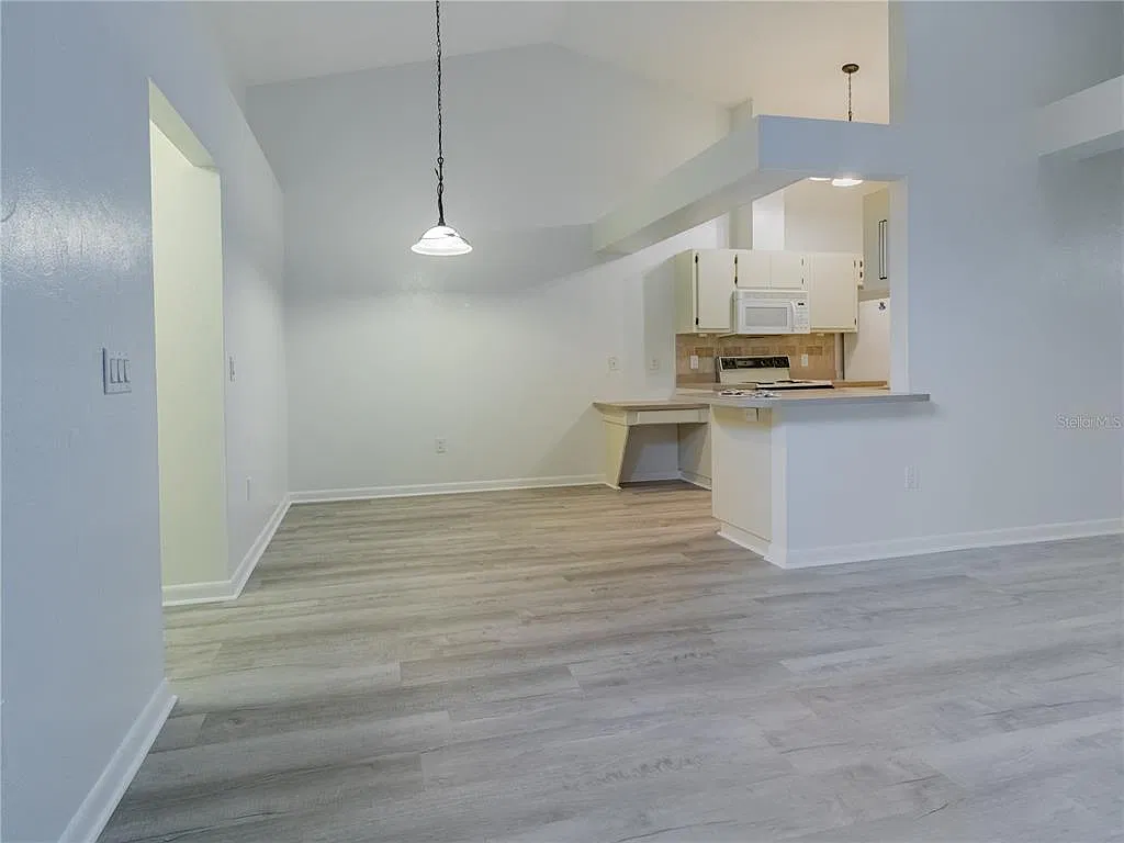 2 bed, 2.0 bath, 887 sqft, $1,300 — Photo 2