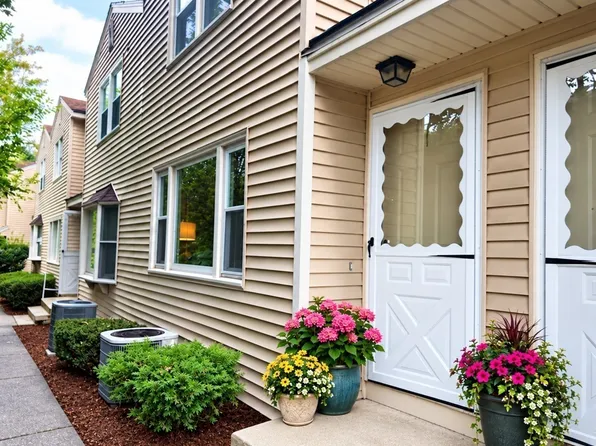 126 Willard St APT I, Lowell, MA 01850
