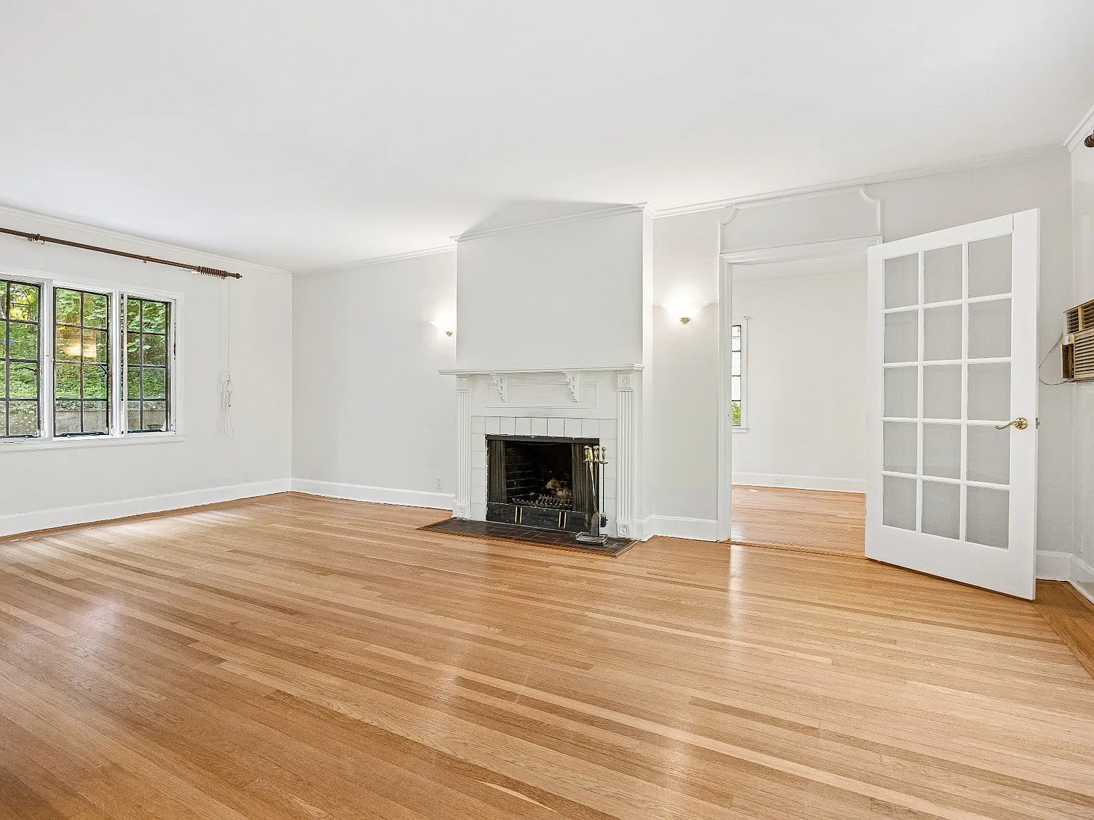 5 bed, 3307 sqft, $8,990 — Photo 4