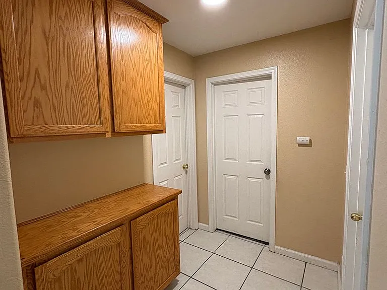 703 W Russell Ave — Photo 32