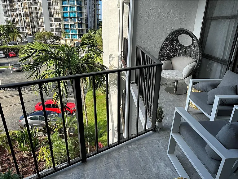 800 Parkview Dr #412 — Photo 7