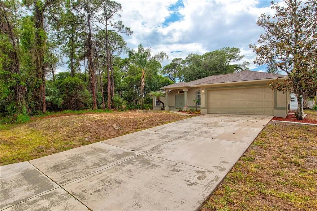 3 bed, 2.0 bath, 1631 sqft, $2,300 — Photo 2