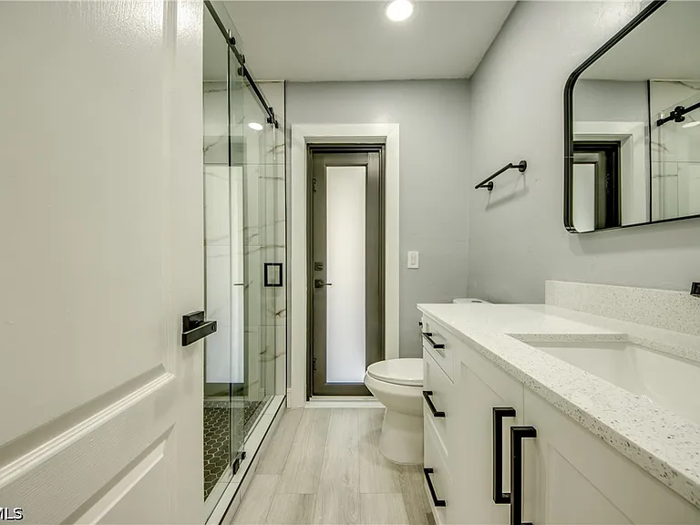 412 NE 17th Pl — Photo 15