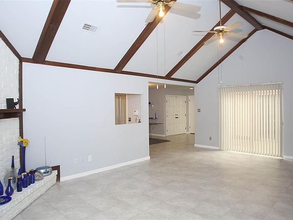 4th image of 2921 Camelot Ln
