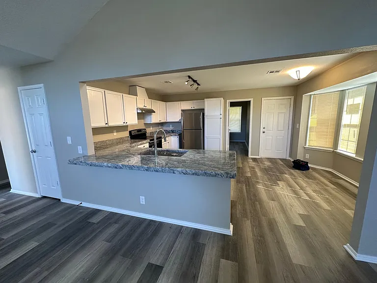 1029 E 64th Pl — Photo 6