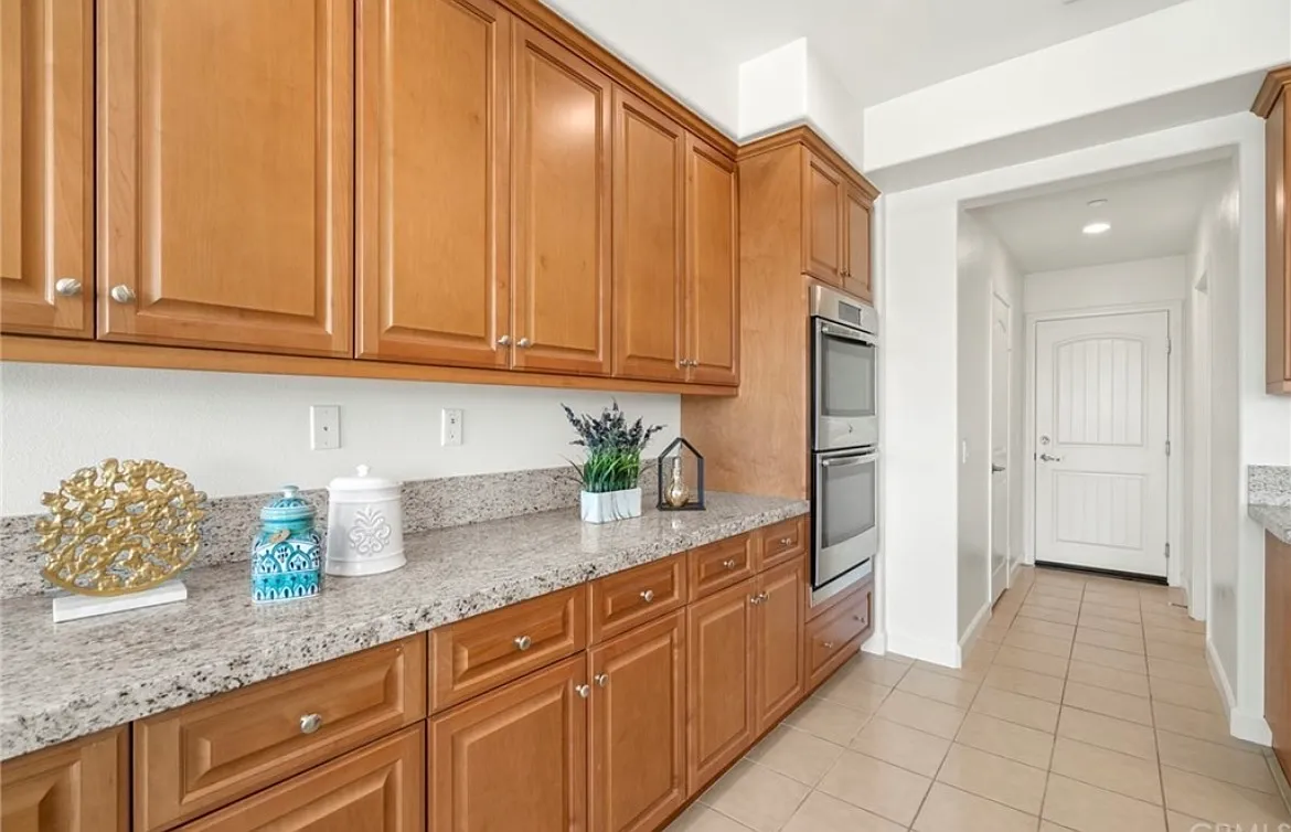 6 bed, 4288 sqft, $999 — Photo 4