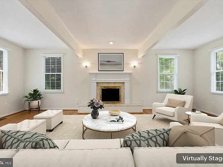 9708 Locust Hill Dr — Photo 4