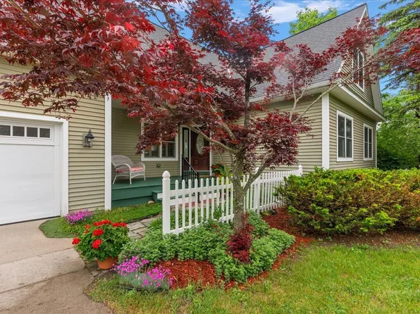 3162 Greenfield Dr, Petoskey, MI 49770