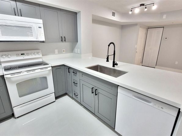 12124 Saint Andrews Pl APT 203