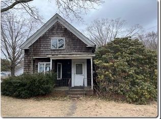 8 Cedar St, Wenham, MA 01984