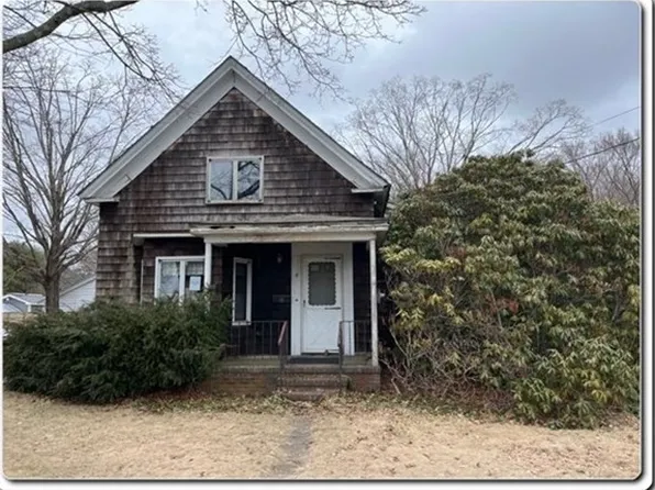 8 Cedar St, Wenham, MA 01984