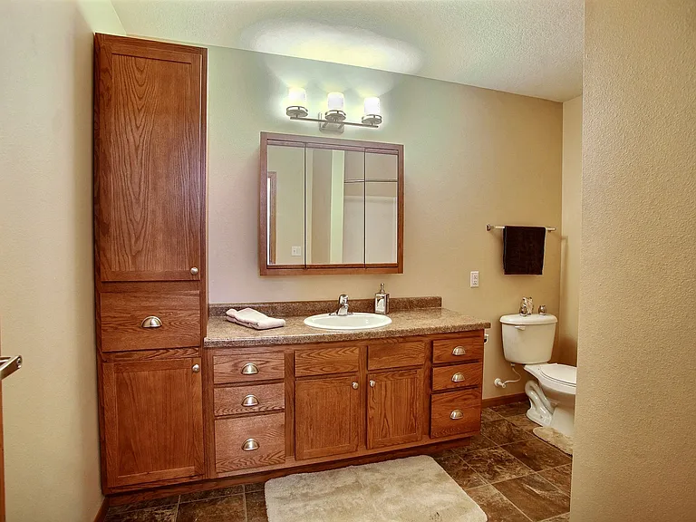 Fargo, ND Wolf Creek Apartments | Bathroom