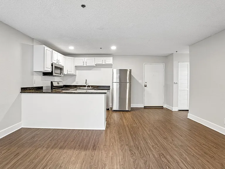 700 S. Berendo Ave — Photo 14