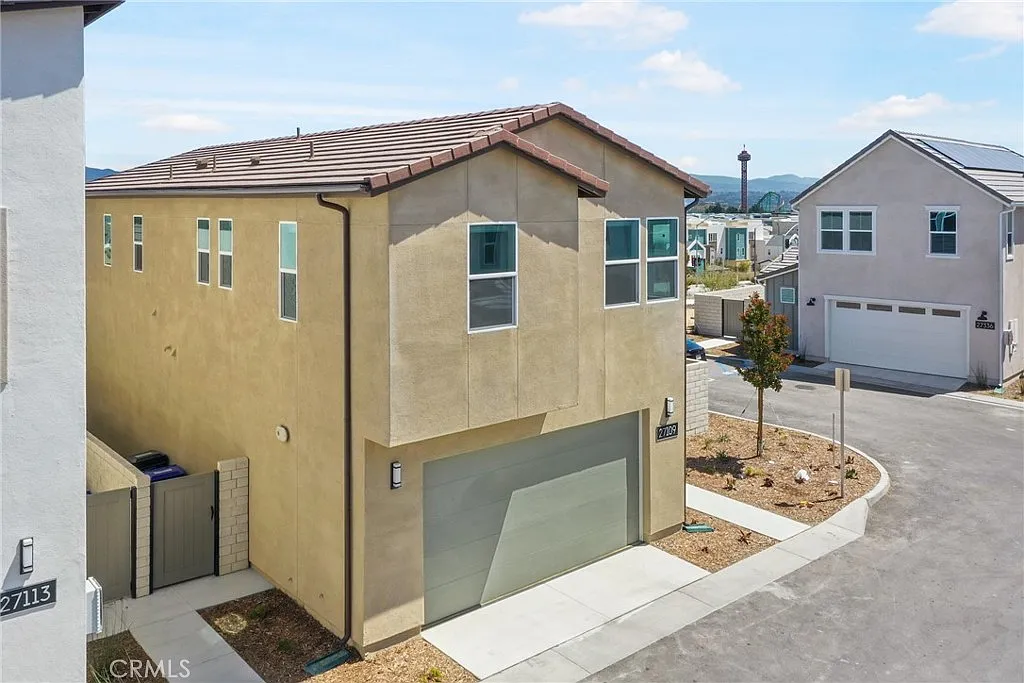 4 bed, 2.5 bath, 2092 sqft, $5,200 — Photo 4