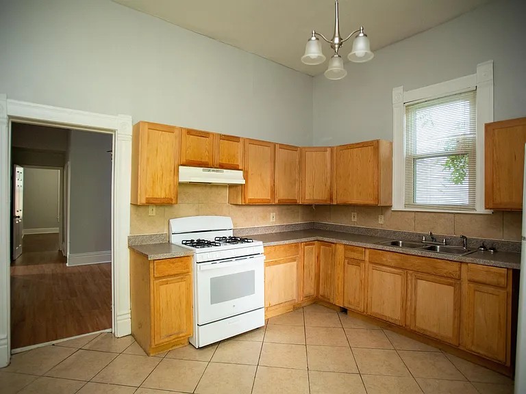 313 W 23rd St — Photo 4