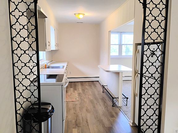 Kitchen w/Brk bar