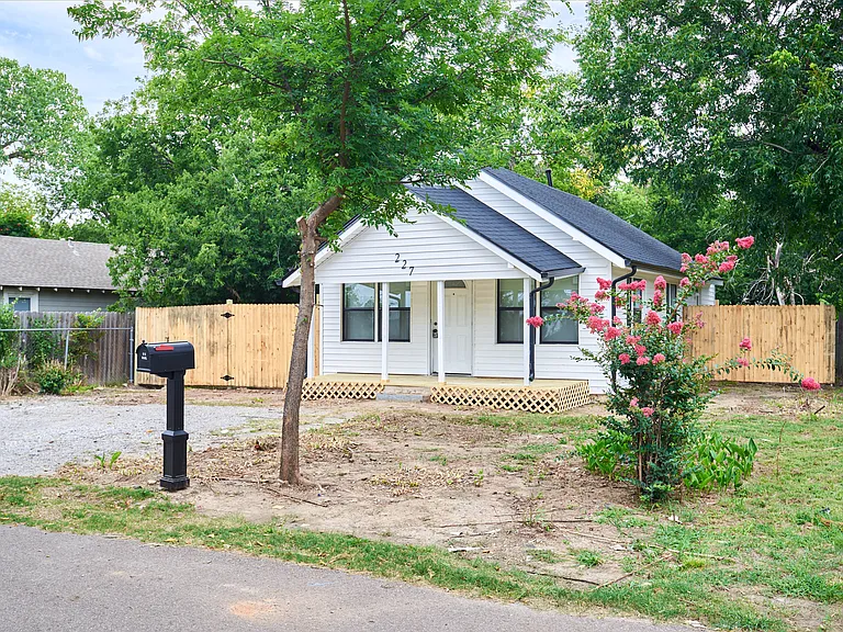 227 W Johnson St — Photo 2