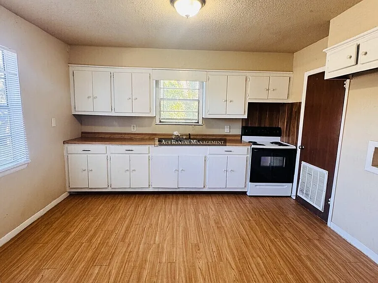 4024 Howard St #B — Photo 4