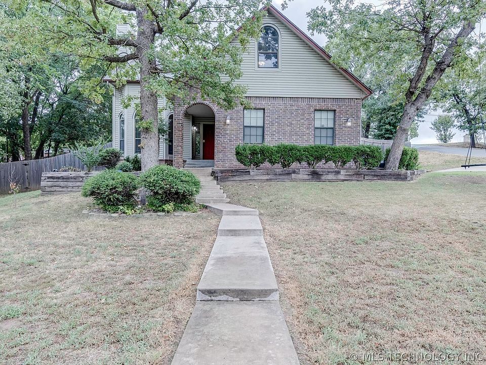 1st image of 18301 Woodcrest Ln S