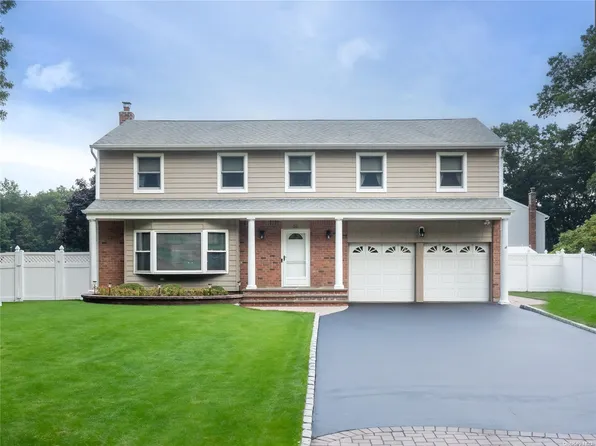 55 Lindron Avenue, Smithtown, NY 11787