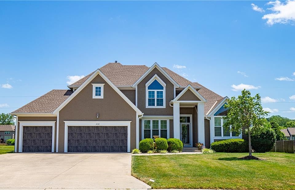 1st image of 424 NE Parks Edge Dr