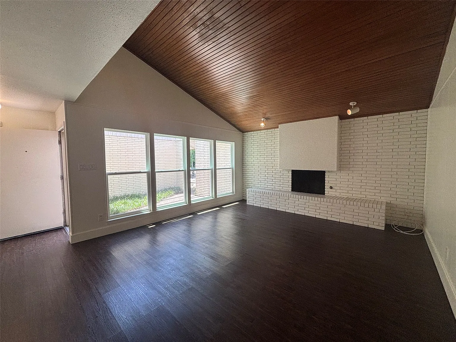 3 bed, 1.5 bath, 1425 sqft, $2,500 — Photo 1