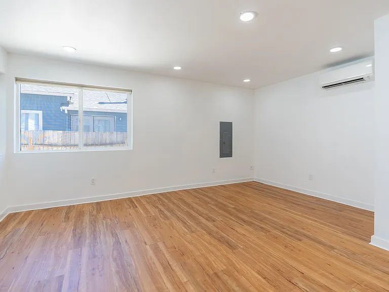 1127 N 84th St — Photo 11