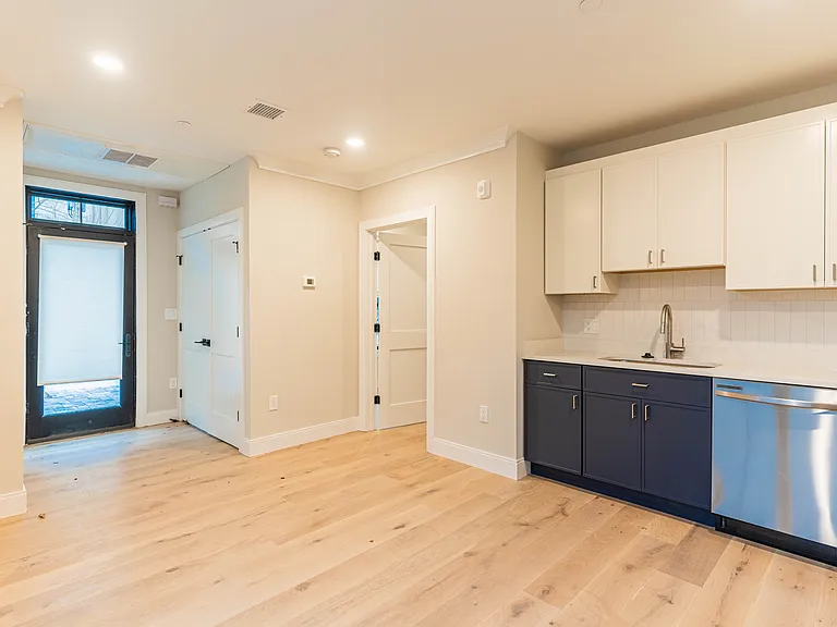 157 Everett St #102 — Photo 6