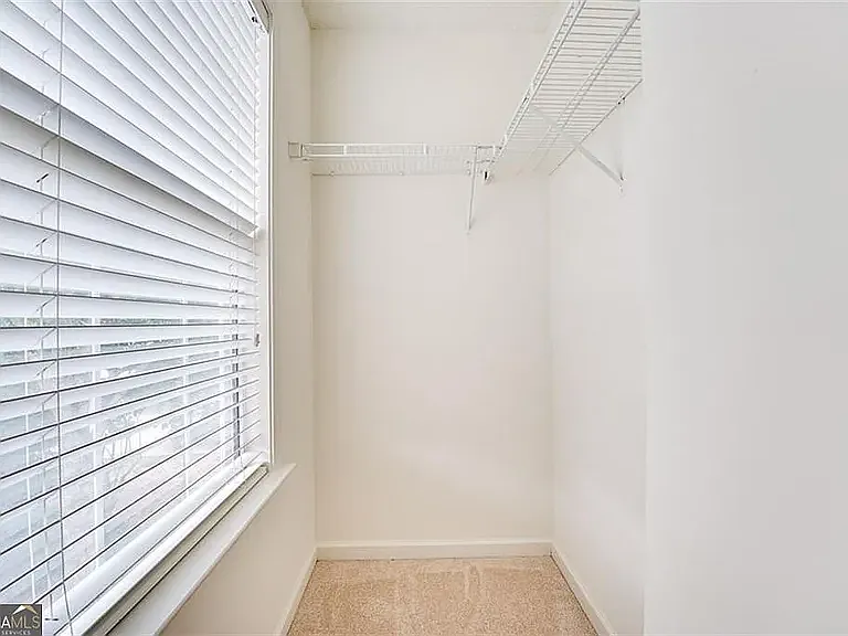 3 bed, 2124 sqft, $900 — Photo 2