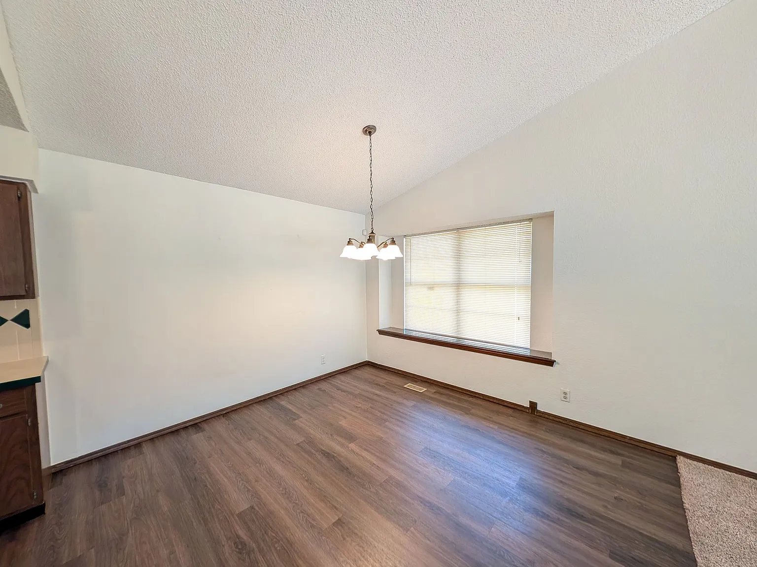 3 Bedroom Duplex on Cul-de-Sac — Photo 4
