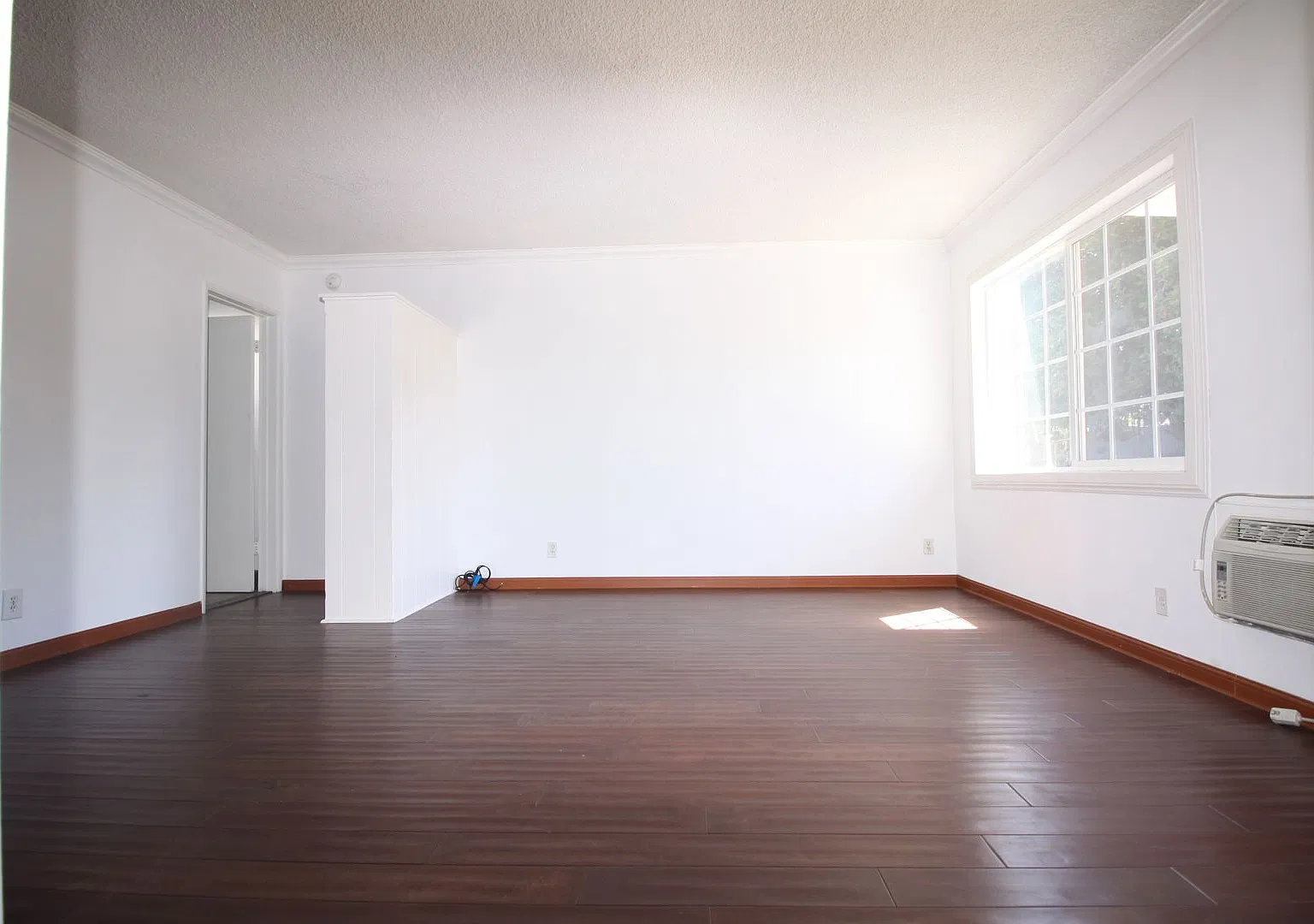 326 MacNeil St — Photo 3