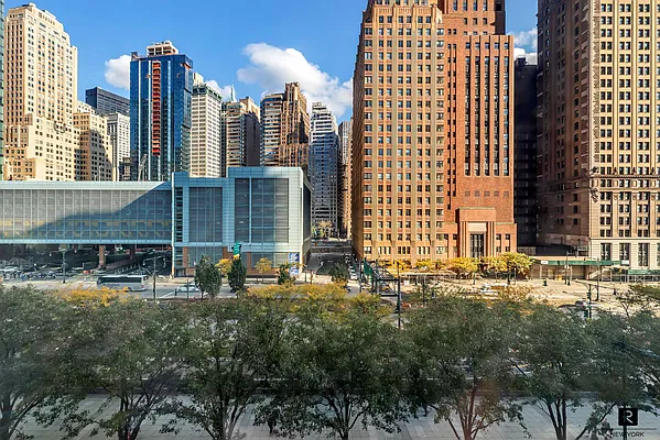 Sold by R New York | media 2